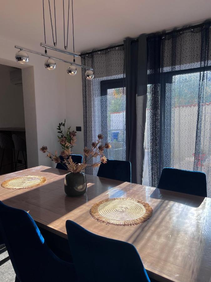 Betty Apartments Borik - Whole Ground Floor 罗维尼 外观 照片