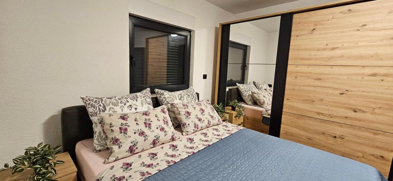 Betty Apartments Borik - Whole Ground Floor 罗维尼 外观 照片