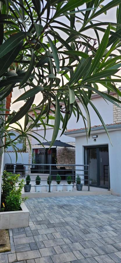 Betty Apartments Borik - Whole Ground Floor 罗维尼 外观 照片