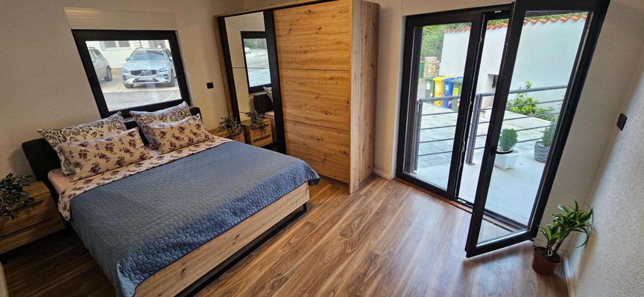 Betty Apartments Borik - Whole Ground Floor 罗维尼 外观 照片